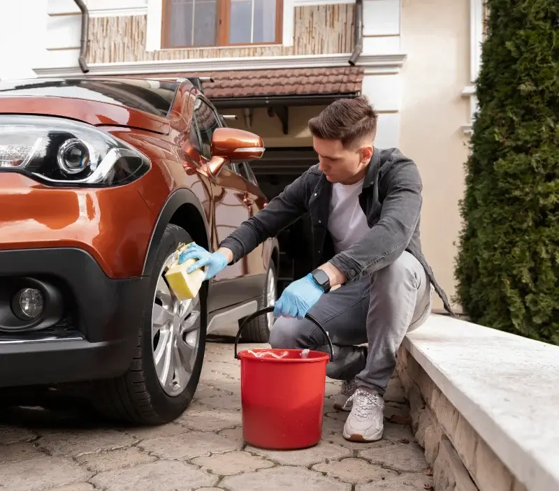 Lavage auto à domicile Lempaut : professionnel intervenant sur un véhicule